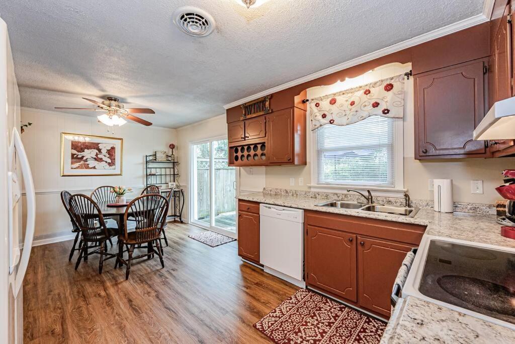 Kelly'S Comfortable Quinton Home Екстериор снимка